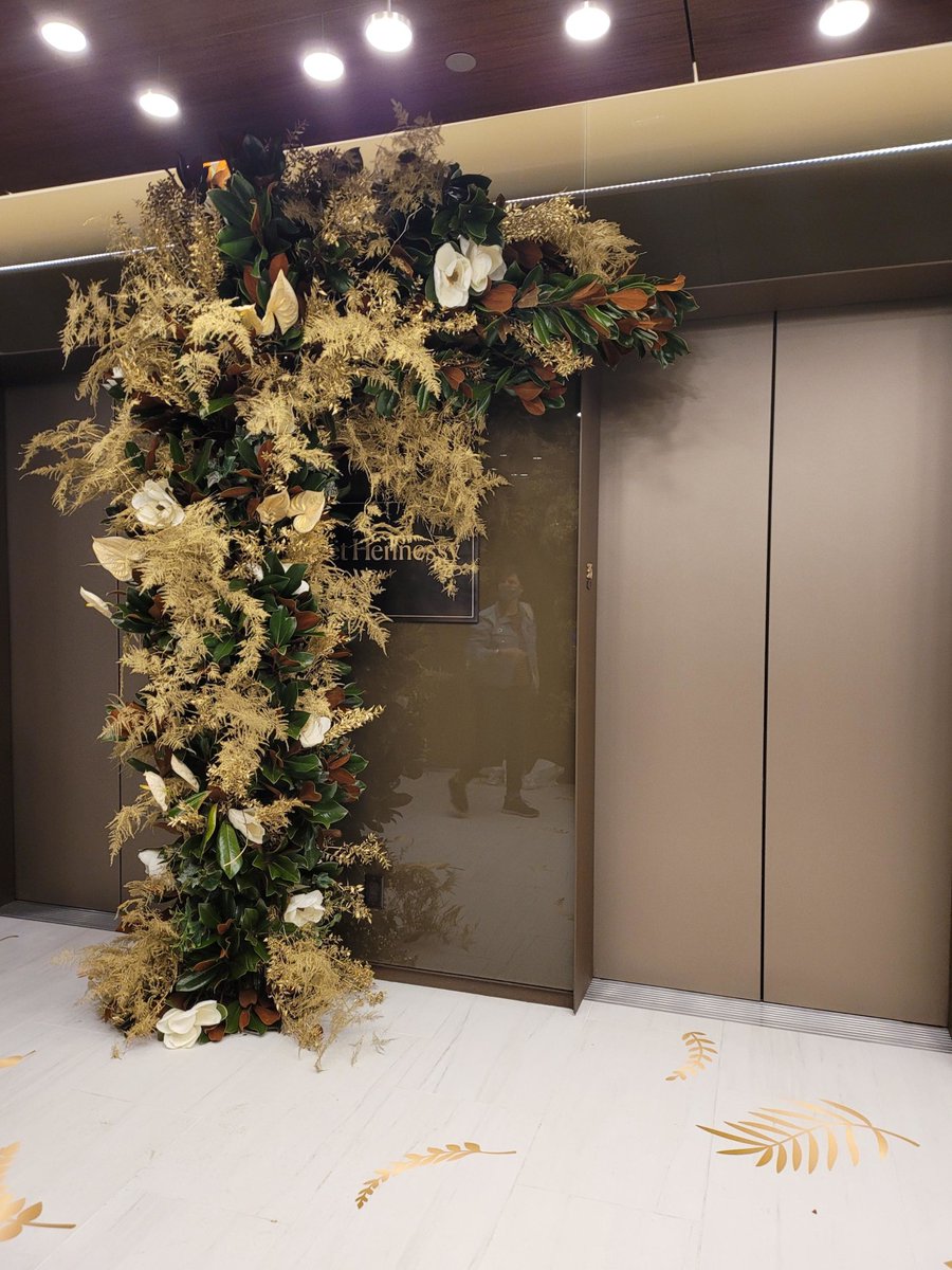 BFloralnyc's tweet photo. It's feeling like fall over at the Moet Hennessy USA HQ 🍂 #bfloralnyc #officedecor #fallinspo https://t.co/61oczZTzSX