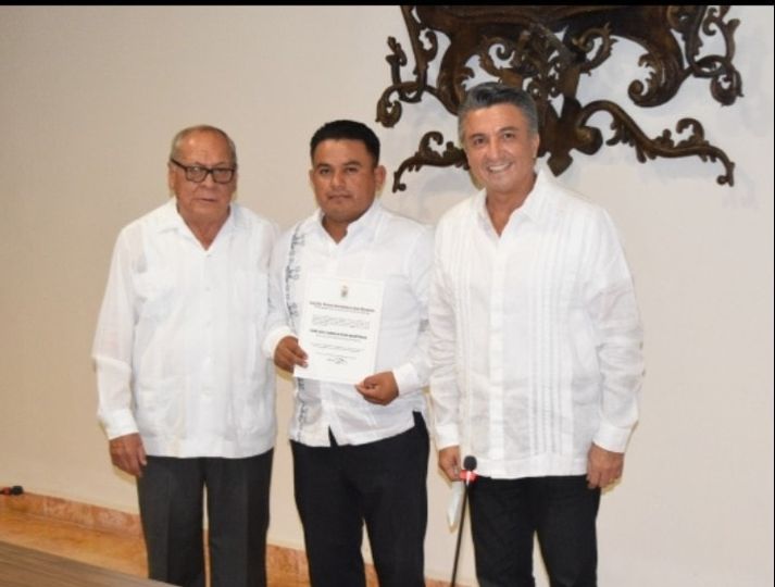 SEDUCampeche's tweet photo. #GobiernoDeTodos En reconocimiento a su desempeño, José Díaz Martínez fue nombrado por la gobernadora @LaydaSansores como rector de la @UtcamOficial. Recibió su nombramiento de manos del secretario general de Gobierno, @aostoaortega, y del secretario de Educación, @RaulPozosMx. https://t.co/RzbPYvuN7l