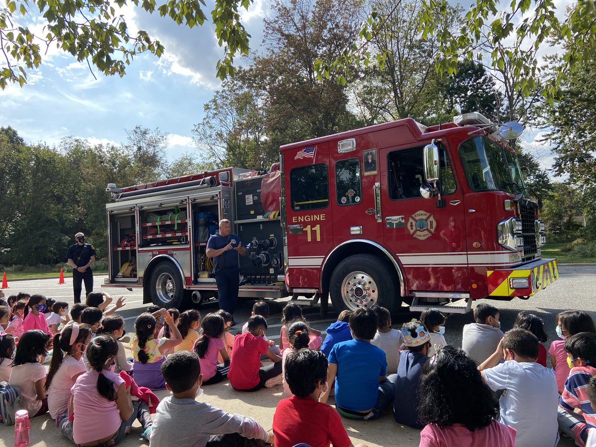 LindaCiccarella's tweet photo. Fire Safety kicks off @WoodbrookSchool. Thank you #edisonfiredepartment for helping to educate our little ones! You are our heroes! 🔥🚒🧯 https://t.co/pUe8uUR6pv