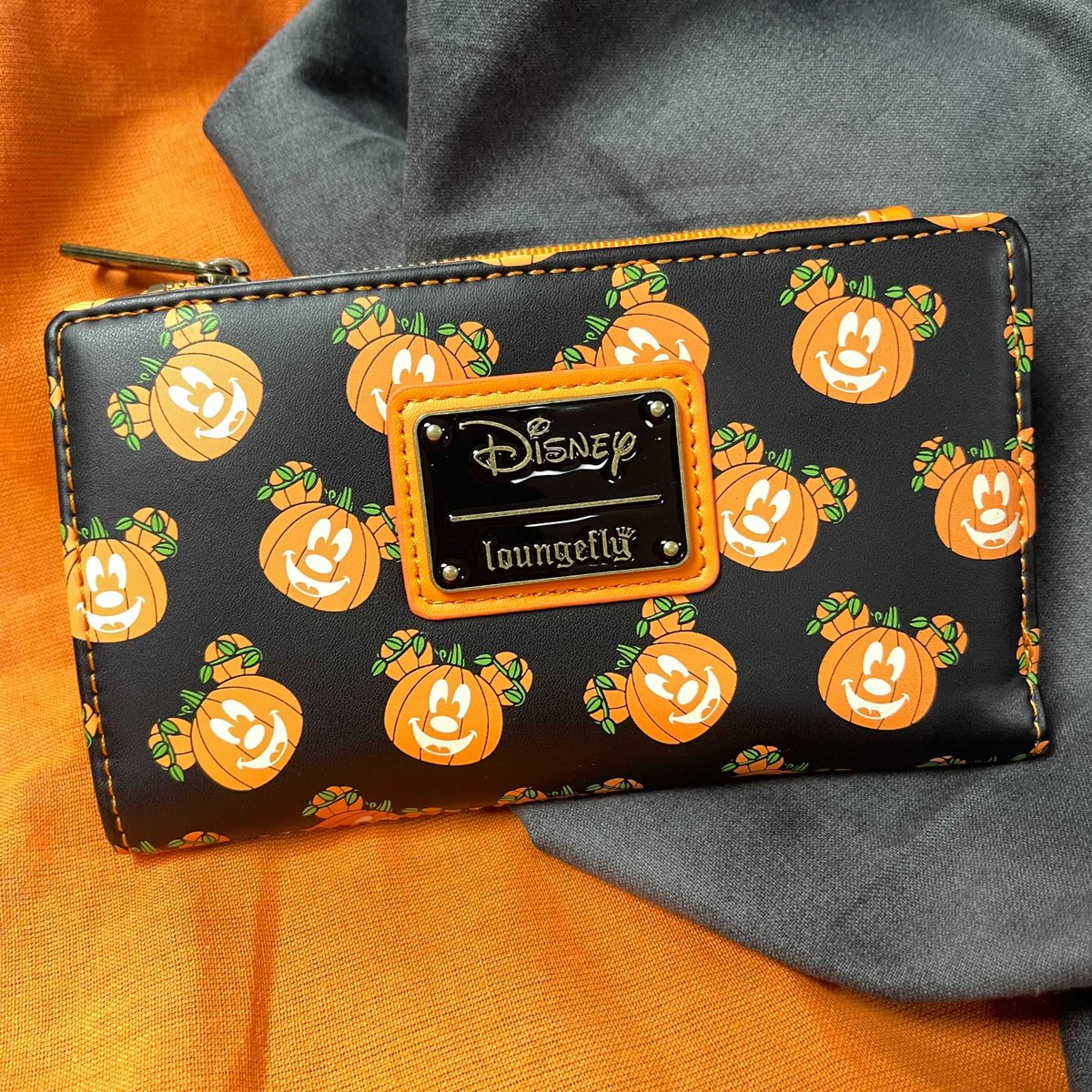 greenlotusdream's tweet photo. How ready are you for spooky season? These @Loungefly wallets are the perfect accessory to your outfit!
https://t.co/N3vaUqgrAi
#Loungefly #LoungeflyDisney #Disney #MickeyMouse #Pumpkin #halloween #MinnieMouse #LoungeflyStyle #Loungeflycollector #Hinesville #GreenLotusDreams https://t.co/KsVPNK8S7w