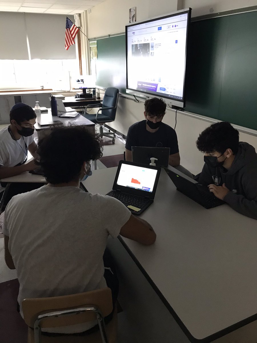 joe_virgilio's tweet photo. College Money &amp; Investments students collaborate and strategize their investment portfolio in @SIFMAFoundation competition! Let the trading begin 📈 https://t.co/w4crt2HIdU