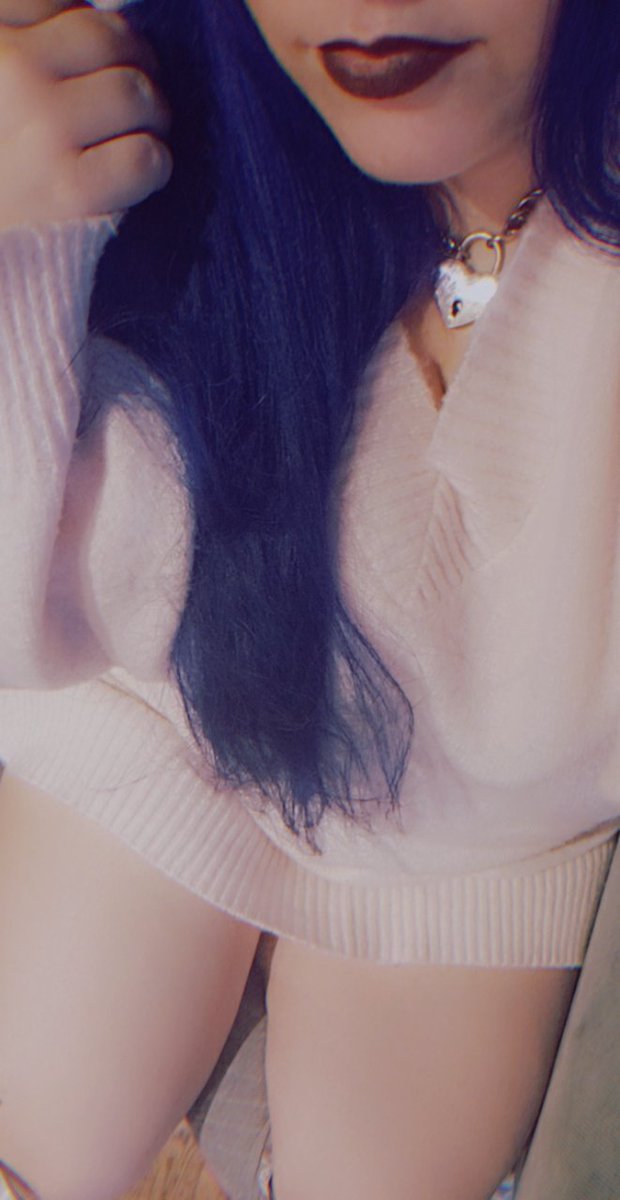 Kittencurves1's tweet photo. Sweater weather finally
#sweaterweather #kinkaccount #ddlgcomunity #plussize #sweater #pink #bluehair #bdsmِ #curvygoddess https://t.co/eBNHcNrInq
