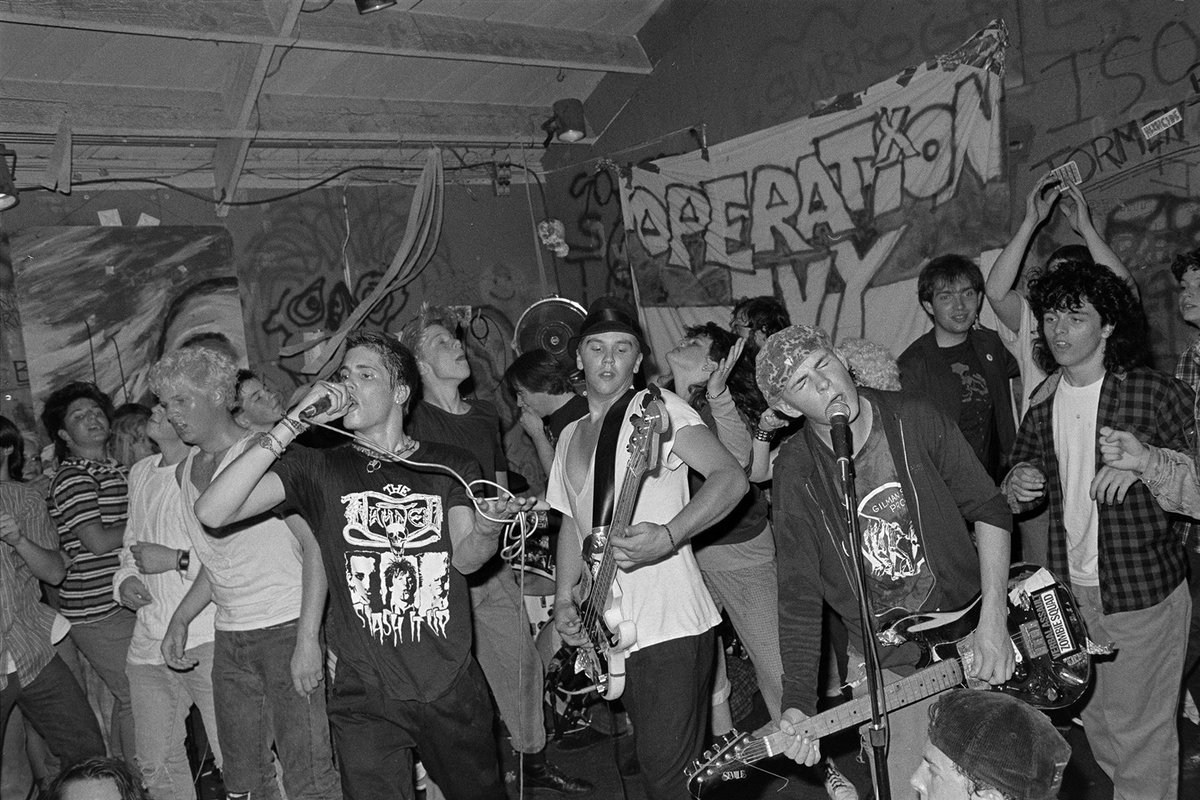 PunkRockStory's tweet photo. Operation Ivy, Ska punk band from Berkeley CA, performs at 924 Gilman in 1988. Photo by Murray Bowles

#punk #punks #punkrock #ska #skapunkrock #operationivy #history #punkrockhistory https://t.co/zlrP2MFYPW
