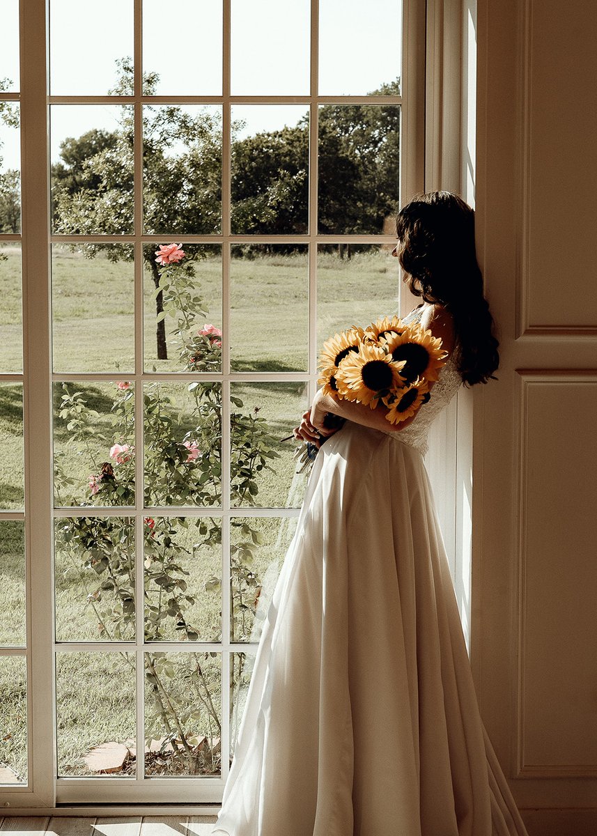 AnnacaseyP's tweet photo. Its been a min twitter! Here's a fun lighting scenario for an adorable bridal session.
✨✨✨
.
.
.
.
.
#texasphotographer #texasweddings #northtexasweddingphotographer #2022weddings #weddinginspo #bridals #texasbride #mugenstudio https://t.co/sXRaPjIMFs
