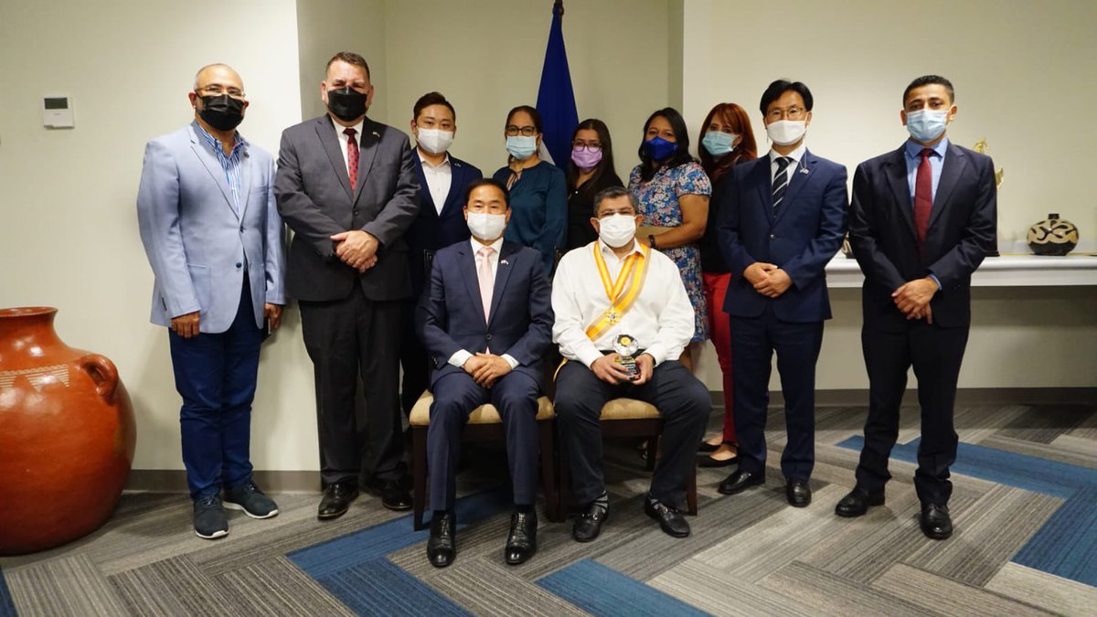 Agradezco a Dios por esta condecoración de la Organización de Corea del Sur Fundacion para el Intercambio y Desarrollo Internacional presidida por el empresario filántropo Mun Yong Ho por mi servicio al pueblo hondureño! Ellos ayuda a diferentes comunidades del país !