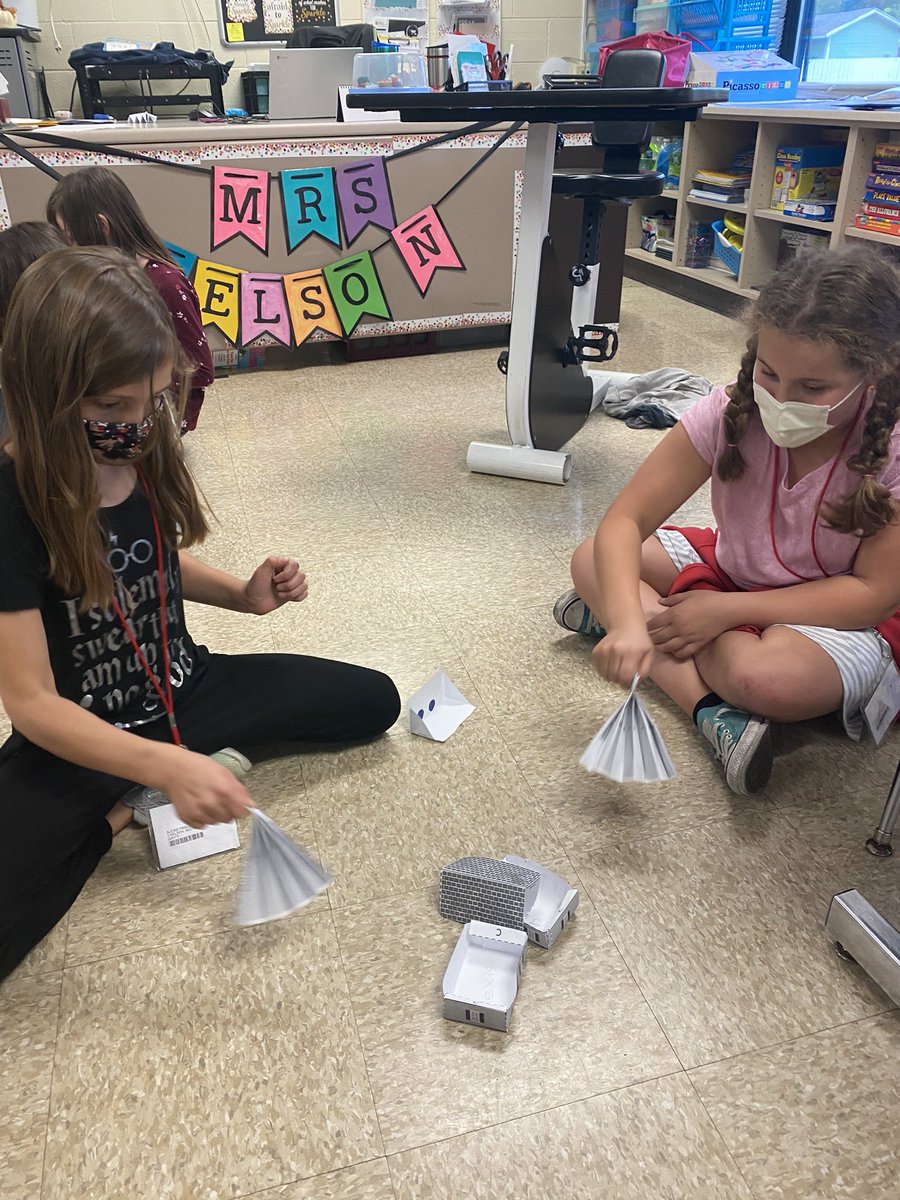 MrsNelson_d118's tweet photo. Thanks @MysterySci for a great lesson on building a strong roof during a windstorm! @WaucondaGS118 #d118life #wgs118life #thirdgradegeckos https://t.co/0Eue9X8e3G