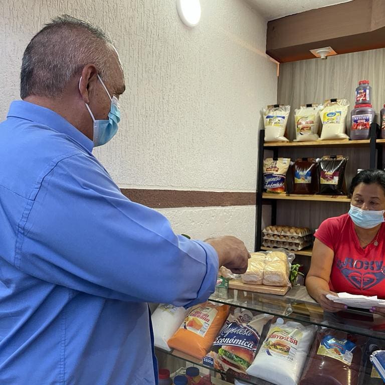 Cheohernandez91's tweet photo. Junto al candidato concejal compañero @ja_nessi 
hablando con los vecinos de Los Olivos Nuevos en la Pq Madre María de San José, nuestros vecinos que día a día se suman a participar con la UNIDAD.

Tenemos un compromiso con #Aragua y #Venezuela, no podemos rendirnos.

#11Oct https://t.co/dSLyTqMe2v