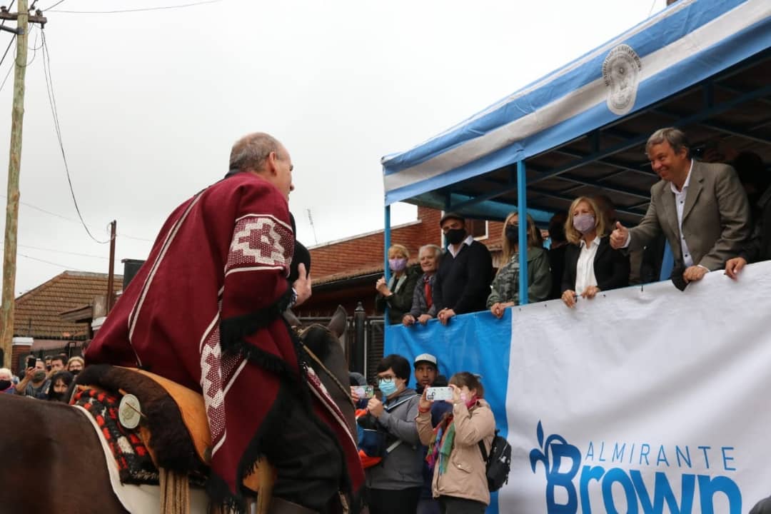 CrisVilotta_'s tweet photo. 🎉 Hoy disfrutamos de un hermoso desfile tradicionalista porque nuestro querido #GlewCumple. La música, las culturas y las tradiciones locales vuelven a las calles de nuestro Almirante Brown, Capital de las Artes y las Ideas gracias al avance de la campaña de vacunación 🥳 https://t.co/idew5yYl6N