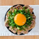 がっつり食べたい気分のときにもぴったりかも!簡単で美味しそうな「豚丼」レシピ!