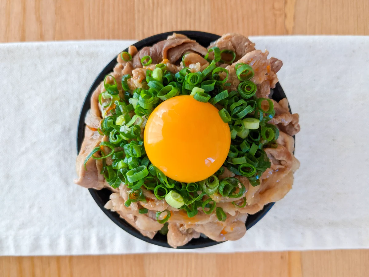 がっつり食べたい気分のときにもぴったりかも！簡単で美味しそうな「豚丼」レシピ！