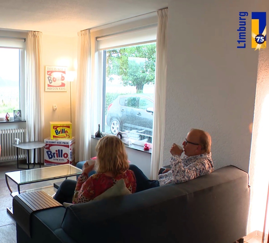 EricBorsje's tweet photo. Our Two Brillo boxes and the Hayden Kays print lookin’ fine on television. Videostill from an interview on regional television.
.
.
.
#kronenberg #brillobox #andywarhol #warhol #popart #haydenkays #L1 #limburg #tv #interview #artcollectors #artlovers https://t.co/b0ic2kErK0