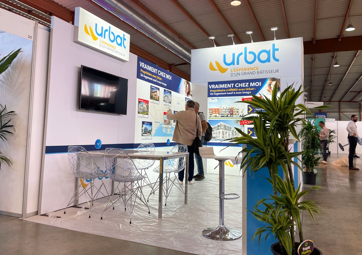 adequatexpo's tweet photo. Porte-doc en plexi, caissons lumineux, éclairage LED, comptoirs d’accueil, mobilier, moquette… Tout pour un salon de l’immobilier réussi pour notre client Urbat !
#caissonlumineux #lightbox #LED #dalleLED #enseigne #stand #standsurmesure #exposition #madeinfrance #sustanaible https://t.co/Jq4hjKbpvF