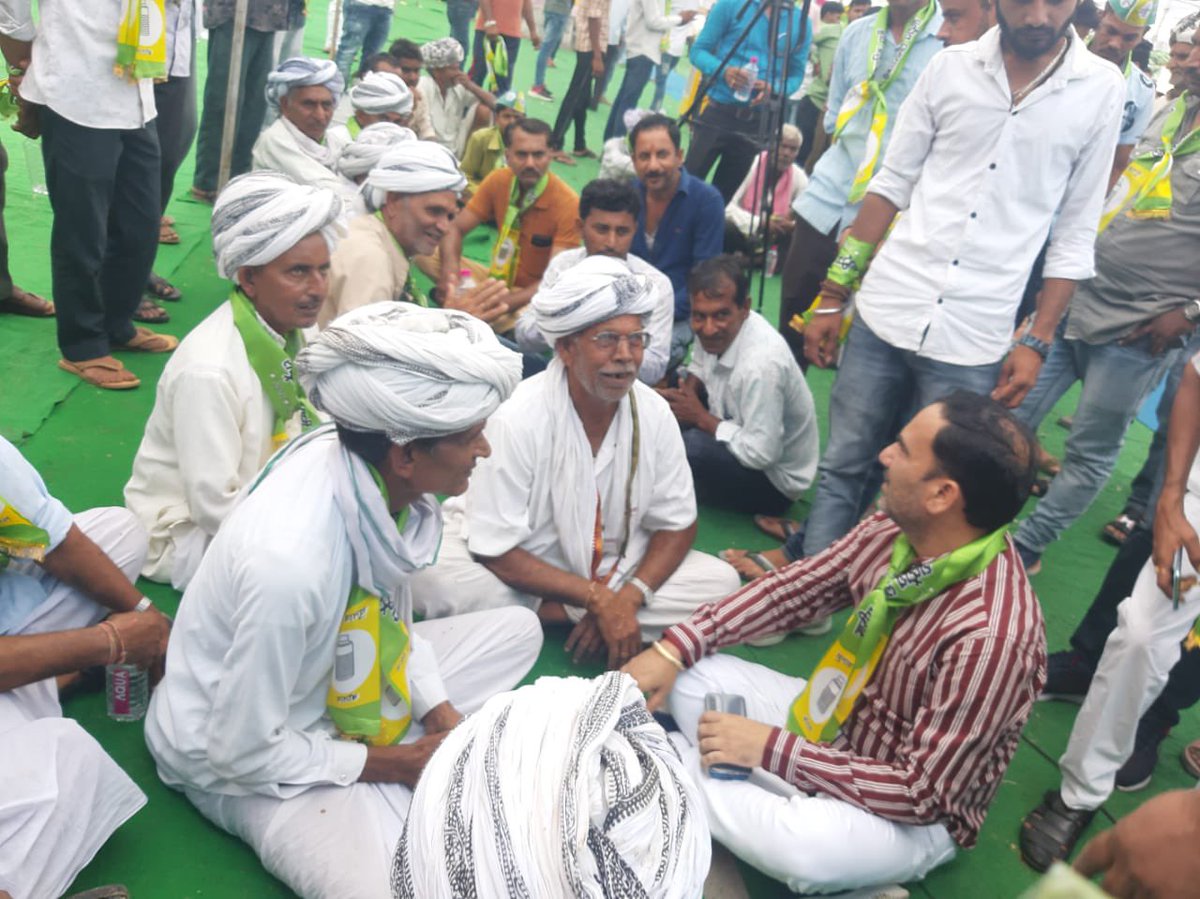 NarayanBeniwal7's tweet photo. वलभनगर विधानसभा क्षेत्र में चुनावी श्री उदयलाल डांगी के समर्थन में वलभनगर मुख्यालय पर आम जन व स्थानीय बुजुर्गों से चुनावी चर्चा !
बुजुर्ग हमारे मार्गदर्शक व पथ प्रदर्शक है,इनके आशीर्वाद व सहयोग से रालोपा उप चुनाव में निश्वित विजयी होगी 
#TeamRLP #RLPMediaCell https://t.co/wf6SxELD73