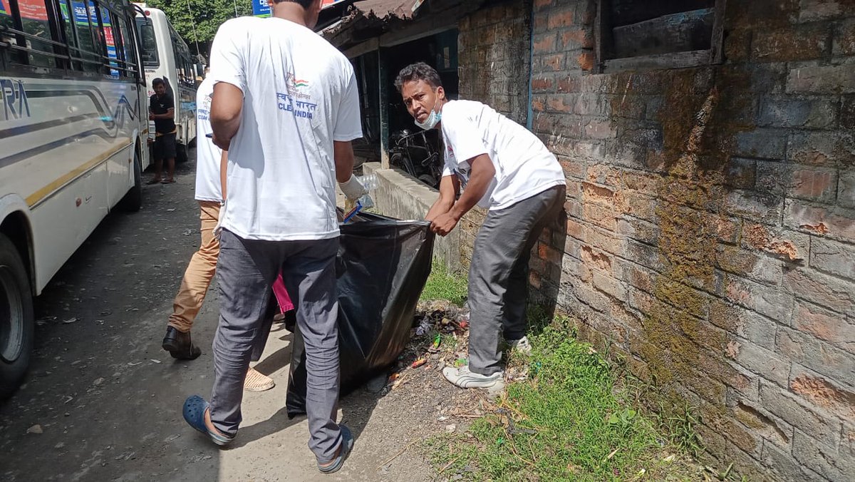 MYBlakhimpur's tweet photo. CLEAN INDIA Programme by NYK North Lakhimpur Volunteers at ASTC Bus Station Lakhimpur https://t.co/mVJSOqg4kZ