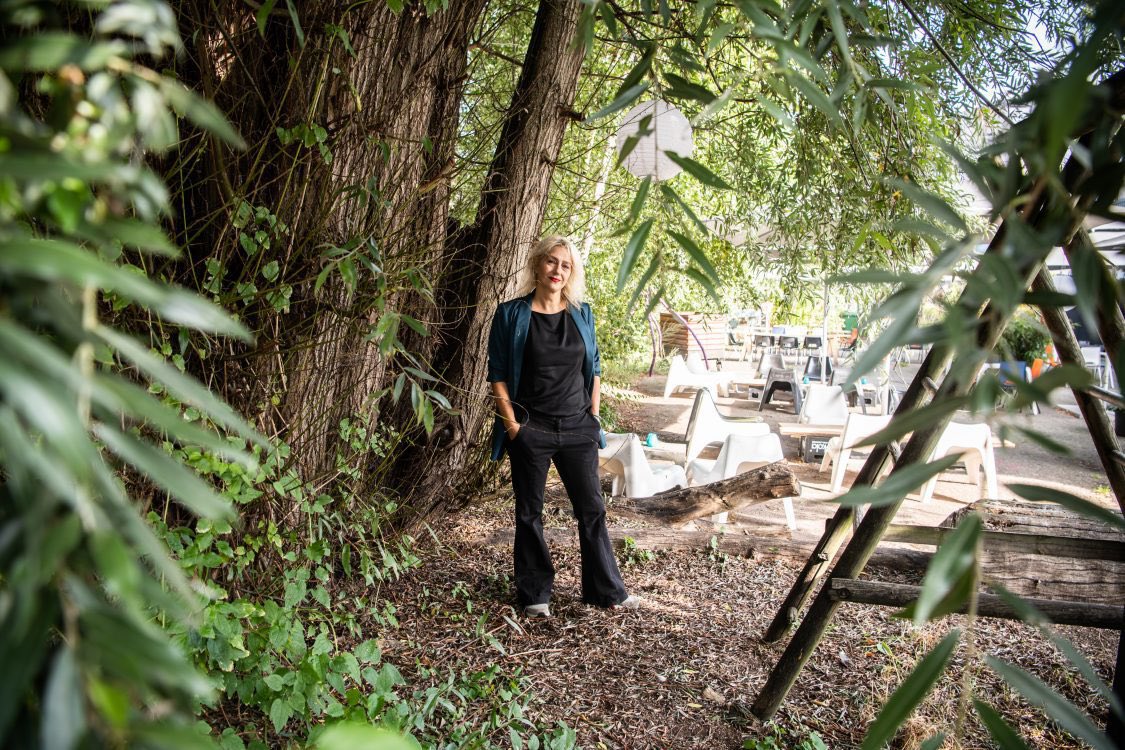 Leuk stuk met Leonie Oostveen van LE:EN over ‘toevallig groen’ op Rotsoord: “Dit past bij de creativiteit van het gebied. [..] Op ons terrein is alles aan komen waaien, lekker wild, ik hou van groen met een rafelrandje.” duic.nl/algemeen/toeva… #stadsnatuur #buurtgroen