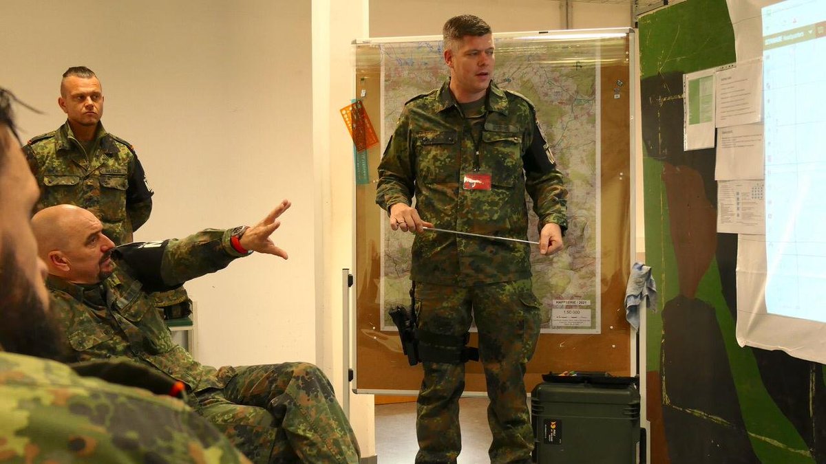 Deutsches_Heer's tweet photo. #StrongerTogether mit der @SKB_JSES bei der Übung #Haffexpress: #Feldjäger gewährleisten die Operationsfreiheit der #Panzergrenadierbrigade41 #Heer im Gefecht. Ziel: Marschwege freihalten, Verkehrsleitnetz betreiben & den Kommandeur @CNawrat beraten. #TrainAsYouFight https://t.co/qYOHpnzeP8