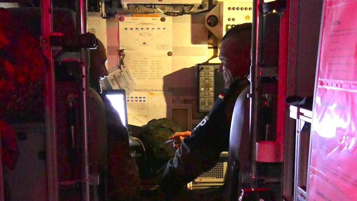 Deutsches_Heer's tweet photo. #StrongerTogether mit der @SKB_JSES bei der Übung #Haffexpress: #Feldjäger gewährleisten die Operationsfreiheit der #Panzergrenadierbrigade41 #Heer im Gefecht. Ziel: Marschwege freihalten, Verkehrsleitnetz betreiben & den Kommandeur @CNawrat beraten. #TrainAsYouFight https://t.co/qYOHpnzeP8