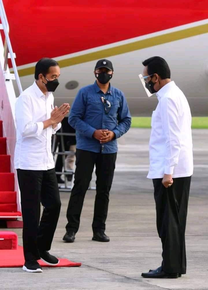 Ketika Raja bertemu Raja 
Santun saling menghargai, saling menghormati.

Pak Presiden <a href="/jokowi/">Joko Widodo</a> &amp; Kanjeng Sinuwun Sri Sultan Hamengkubuwono X
(semoga tidak salah angkanya 🙏)