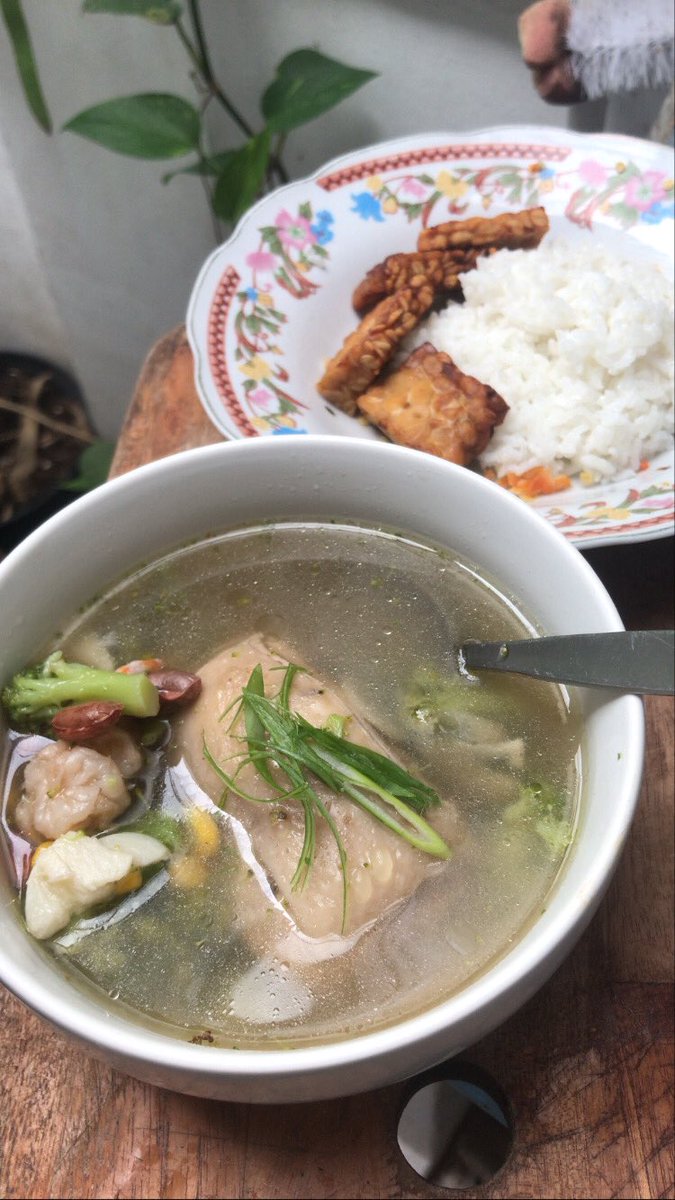 septiojk's tweet photo. Maem dulu ndan pake sup paha atas 1 biji, udang 4 biji, kacang merah, brokoli, jagung, tempe 4 biji, sama sambel bawang. Tidak lupa potongan daun bawangs🤣 https://t.co/Us81fjGx39