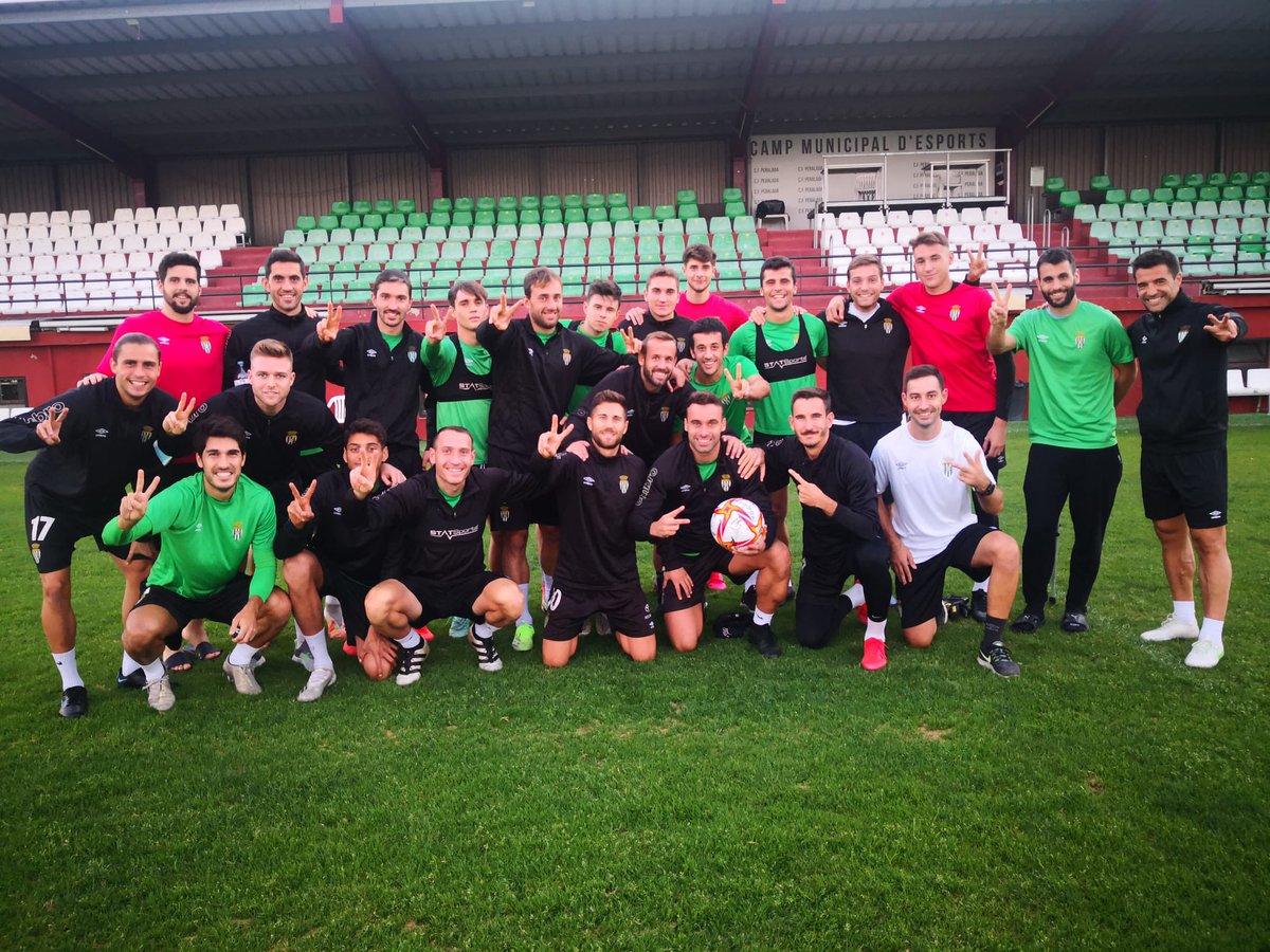 CFPeralada's tweet photo. 🤷🏼‍♂️ Segons l’acta del partit, l’àrbitre Victor Manuel Sánchez Rico no li va asignar el 1r gol a Medina al partit de diumenge! 

🙋🏽‍♂️ Nosaltres ho tenim clar va ser Hattrick del nostre davanter... bé potser no tots els de l’equip ho tenen tant clar!!! 🤣🤣🤣 2️⃣ o 3️⃣ @marc1990medina? https://t.co/sdv6C2wAyO