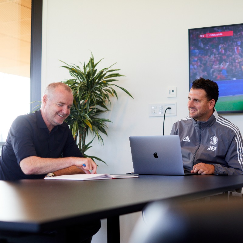 Feyenoord's tweet photo. 𝙇𝙊𝙉𝙂𝙍𝙀𝘼𝘿 ☕

Een gedetailleerde visie als fundament voor het voetbal dat Feyenoord met alle teams wil spelen. In #FeyenoordMagazine vertellen Rini Coolen en Koen Stam er meer over:

#VarkenoordView
