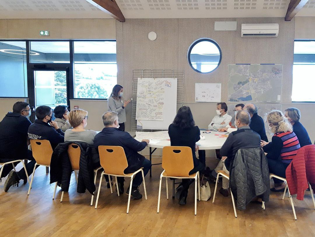 Retour sur une journée de concertation. Une réflexion en engagée sur les enjeux liés au cadre de vie, développement résidentiel, touristique et économique du territoire de la commune de Matour. Une journée co-animée par @dumetier_design, @la_formidable_armada 
@agnesjolivet