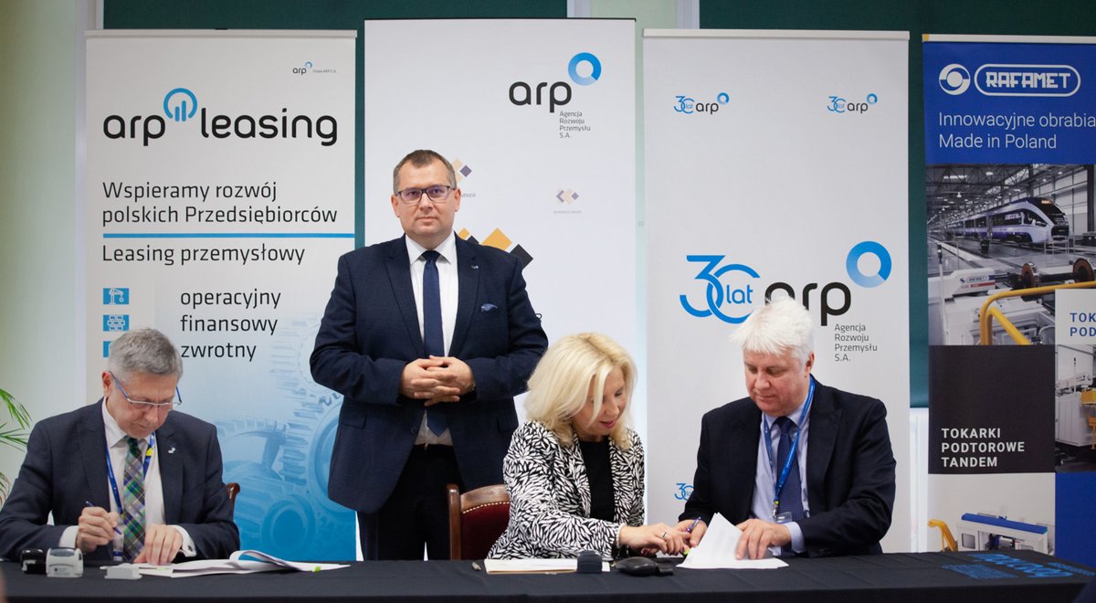 AgencjaRozwoju's tweet photo. ✍️ Podczas 7. edycji "ARP Business Mixer – znajdź swojego partnera w biznesie” #ARPLeasing podpisała umowę leasingową finansującą nowe urządzenia specjalistycznej infrastruktury technicznej dla Fabryka Obrabiarek #RAFAMET SA.

#leasing #inwestycje @PaweKolczynski https://t.co/n79Xibftfj