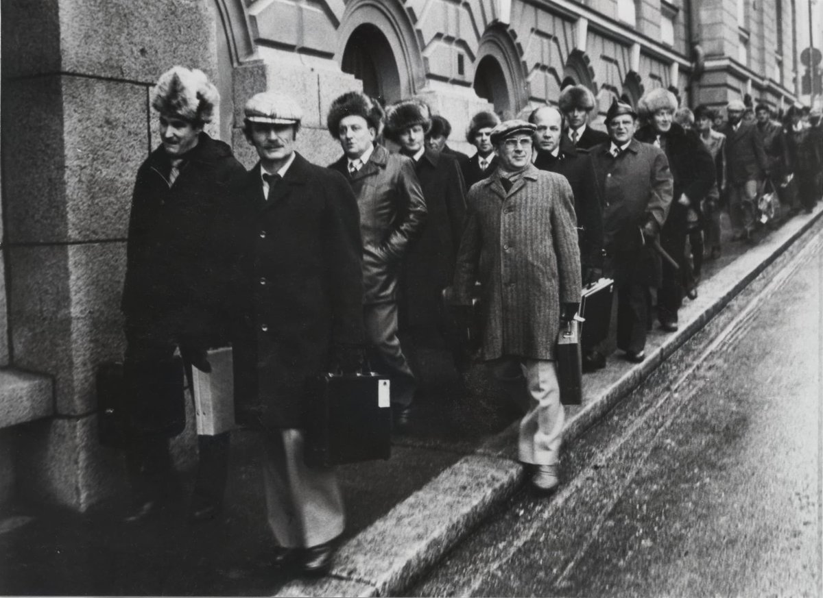 Tiedätkö, mikä on karvalakkilähetystö?

Jos et, niin lue sivuiltamme: karvalakkiooppera.fi/karvalakkioopp…

#karvalakkiooppera #ooppera #lappi #rovaniemi #kemijoenkulttuuritukiry #kemijoki #kulttuuri #historia #karvalakkilähetystö