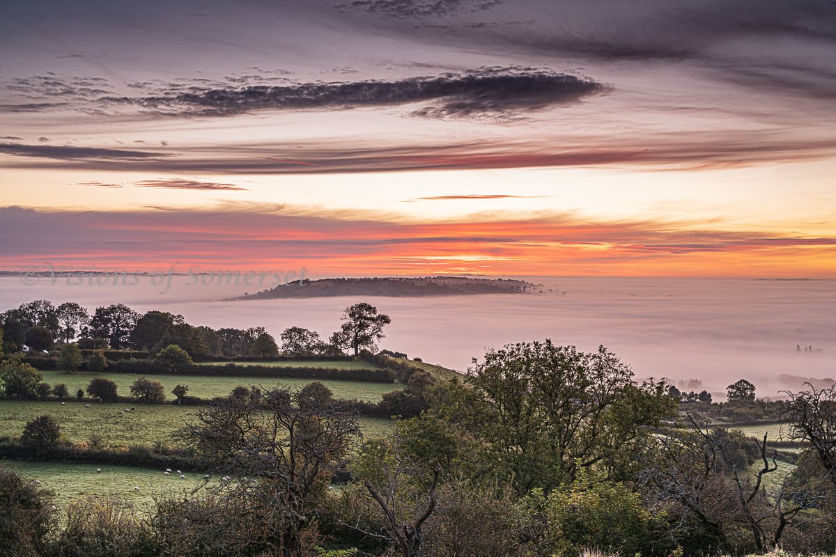Glastomichelle's tweet photo. I took quite a few sunrise photos today but I just loved the pre dawn colours in the sky looking down over the mists of avalon. https://t.co/tUP4sBGDlg