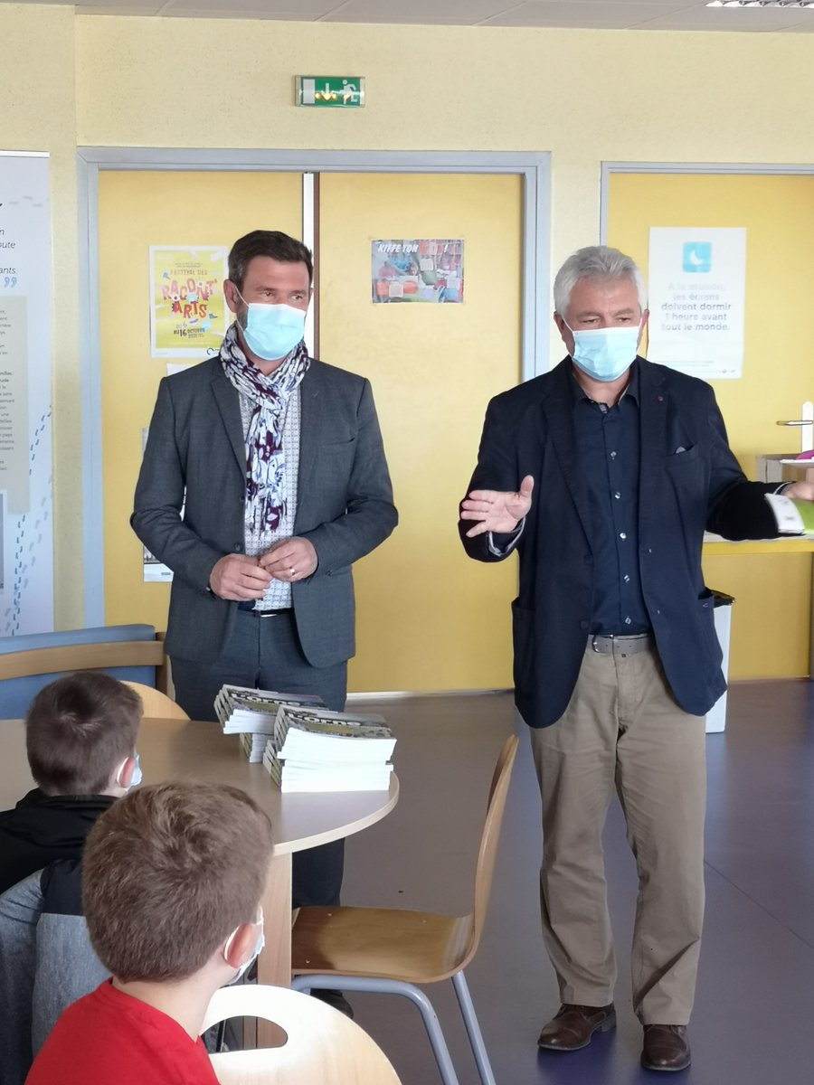 EmileCdi's tweet photo. Vendredi 8 octobre les élèves de 6F @CollegeChartier  ont rencontré M.Goutte, conseiller départemental, qui leur a remis le livre "L'Orne des territoires, une histoire". Curieux, ils n'ont pas hésité à lui poser des questions sur les missions du département.@ornedepartement https://t.co/ZP0ACIEy3M