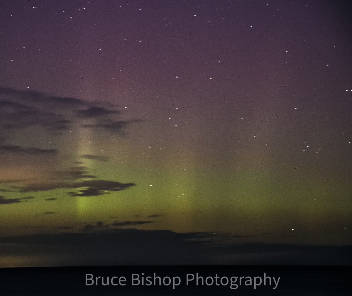 bruce_bishop's tweet photo. The Northern Lights were visible as far south as Sheffield Lake, Ohio this morning. Tall pillars and even some red ones in the #aurora #NorthernLights #AuroraBorealis @NWSCLE @SPACEdotcom @YourChronicle @Neoweather @kaylamck_wx https://t.co/3t32vZJcFW