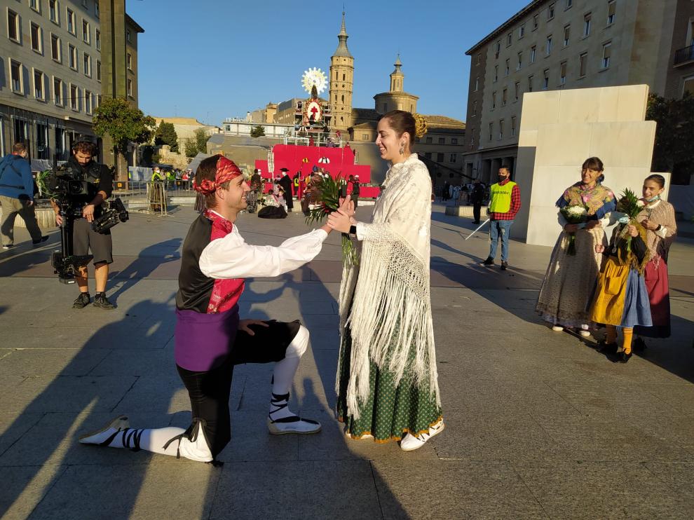 heraldoes's tweet photo. 💐❤  Rodilla en suelo y ante la Virgen, ¡este joven le ha pedido a su novia que se case con él durante la #OfrendadeFlores! Así ha sido el momento ➡️ https://t.co/gQ8vtmRQzv #Zaragoza https://t.co/2zwX44XE91