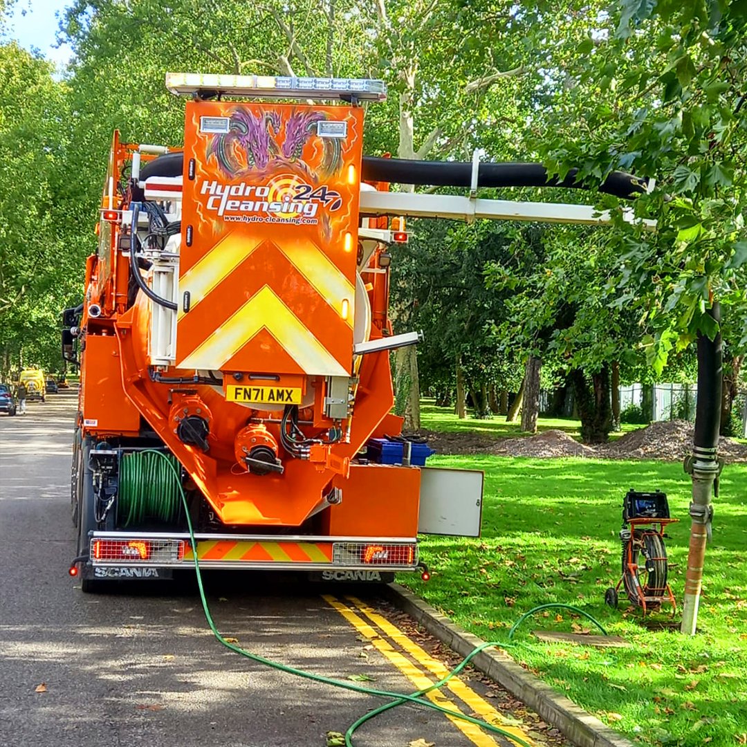 hydrocleansing's tweet photo. #HYDRA, #CombinationUnit and #CCTV unit at Chingford Mount Cemetery to clear blocked line and #gullies. Once line was clear, a conditional survey was conducted as a result of recent #flooding. #UNBLOCKTOBER β
https://t.co/NSVsckjOED