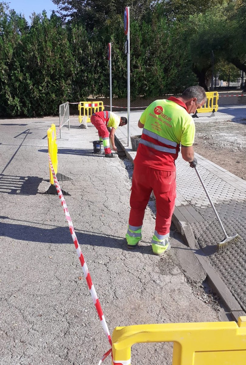 Ayto_Sevilla's tweet photo. 👷🏼 #072REUR es un servicio de atención rápida que arregla incidencias en calles, arbolado, movilidad, alumbrado o alcantarillado.
✅ Construcción de rampa en c/ Guillermo Jiménez Sánchez.
👉🏼 Comunica tu solicitud a #010LíneaSevilla 📞955010010 o usa la APP 'Sevilla, tu ciudad'. https://t.co/NdM7jvra3A