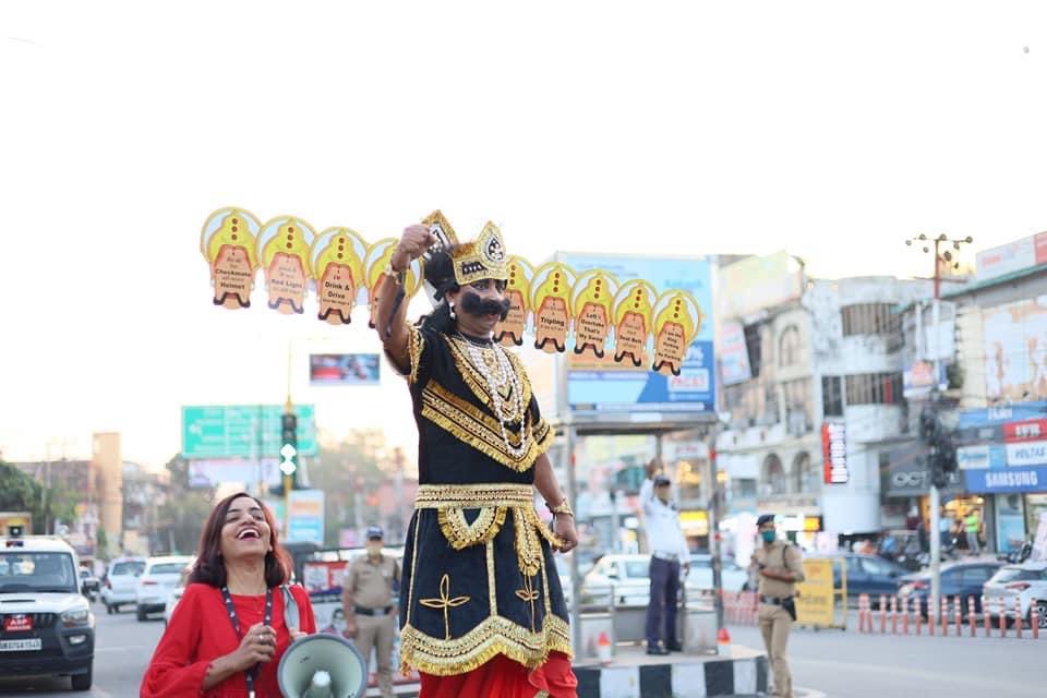 meTaruni's tweet photo. “हटा रावण की छटा”- An Initiative by @ohoradiouk &amp; @directortraffic 
.
इस दशहरा, Traffic rules violations की बुराइयों को भी ख़त्म करें।
#dussehra

#ohoradiouttarakhand #merehillkidhadkan #radio #onlineradio #traffic #digital #india #trafficrules https://t.co/tEf5RwaztC