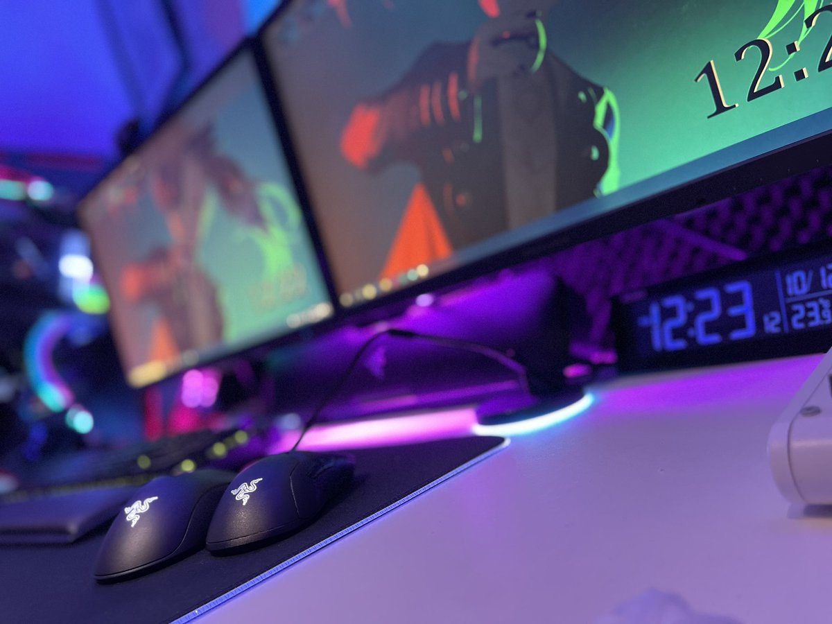 SenaStarll's tweet photo. 昨日の購入したデバイスを配置した！

#razerjp
#razer  
#お前らのPCデスク周り晒していけ
#お前らのPCデスク周り晒してけ https://t.co/75bxp8P0TZ