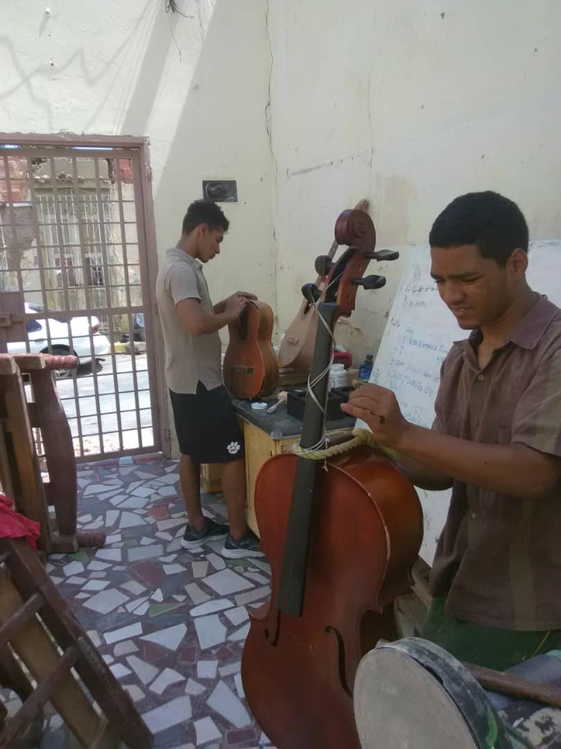 celisflen_bers's tweet photo. Señor presidente @NicolasMaduro amigo @dcabellor este amigo se le cayó el techo de su casa. Fue uno de los músicos que fue recientemente a México a tocar junto con otros. Esperando su pronta respuesta, cada día que llueve se dañan varias cosas, incluyendo instrumentos musicales https://t.co/OkzrZH8QRw