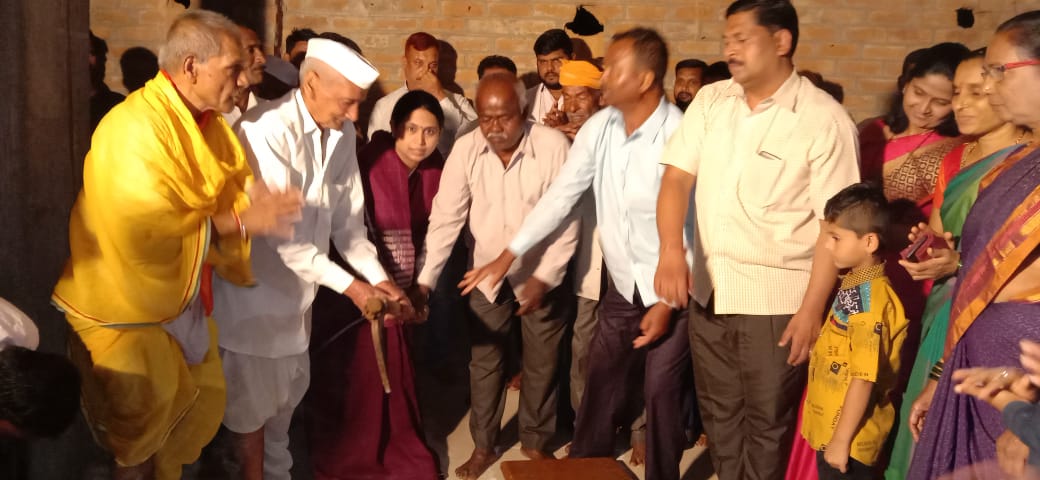 laxmi_hebbalkar's tweet photo. - ಜೈನ ಸಮುದಾಯ ಭವನ ನಿರ್ಮಾಣಕ್ಕೆ ಚಾಲನೆ

ಬೆಳಗಾವಿ ಗ್ರಾಮೀಣ ಕ್ಷೇತ್ರದ ಮುತಗಾ ಗ್ರಾಮದ ಭಗವಾನ್ ಶ್ರೀ 1008 ಪಾರ್ಶ್ವನಾಥ ದಿಗಂಬರ - ಜೈನ ಮಂದಿರದ ನೂತನ ಸಮುದಾಯ ಭವನ ಇದರ ಕಟ್ಟಡ ನಿರ್ಮಾಣದ ಭೂಮಿ ಪೂಜಾ ಕಾರ್ಯಕ್ರಮಕ್ಕೆ ಗ್ರಾಮಸ್ಥರ ಸಮ್ಮುಖದಲ್ಲಿ ಚಾಲನೆಯನ್ನು ನೀಡಿದೆ.

#BelagaviRural • #Mutaga https://t.co/Yc947bRAlH