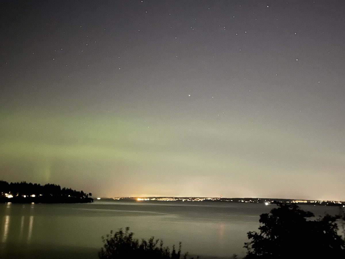 halbringman's tweet photo. Am I doing it right @NWSSeattle #wamx #Aurora https://t.co/lswZU6EeYN