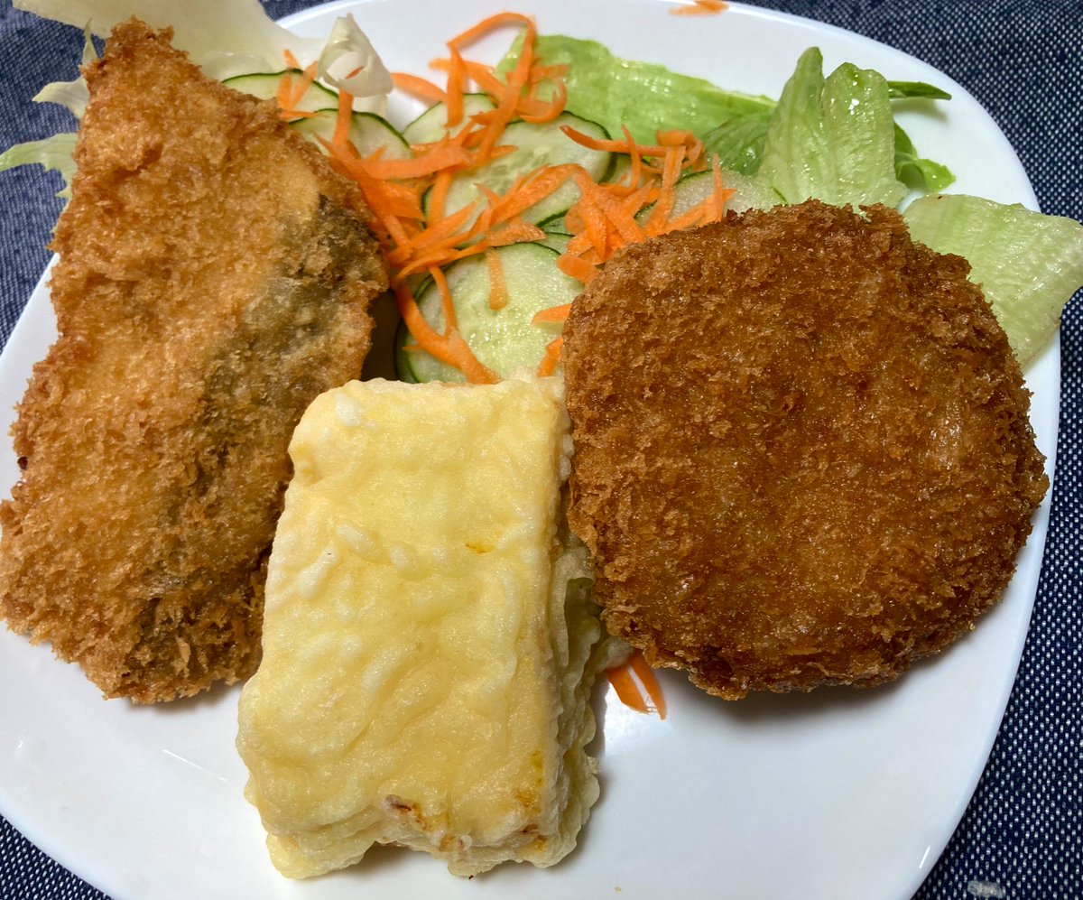 青龍彡 今日のお昼ご飯 白身フライ ホキ 極メンチカツ だし巻き卵の天ぷら 謎のお惣菜ばかりですよ いただきます