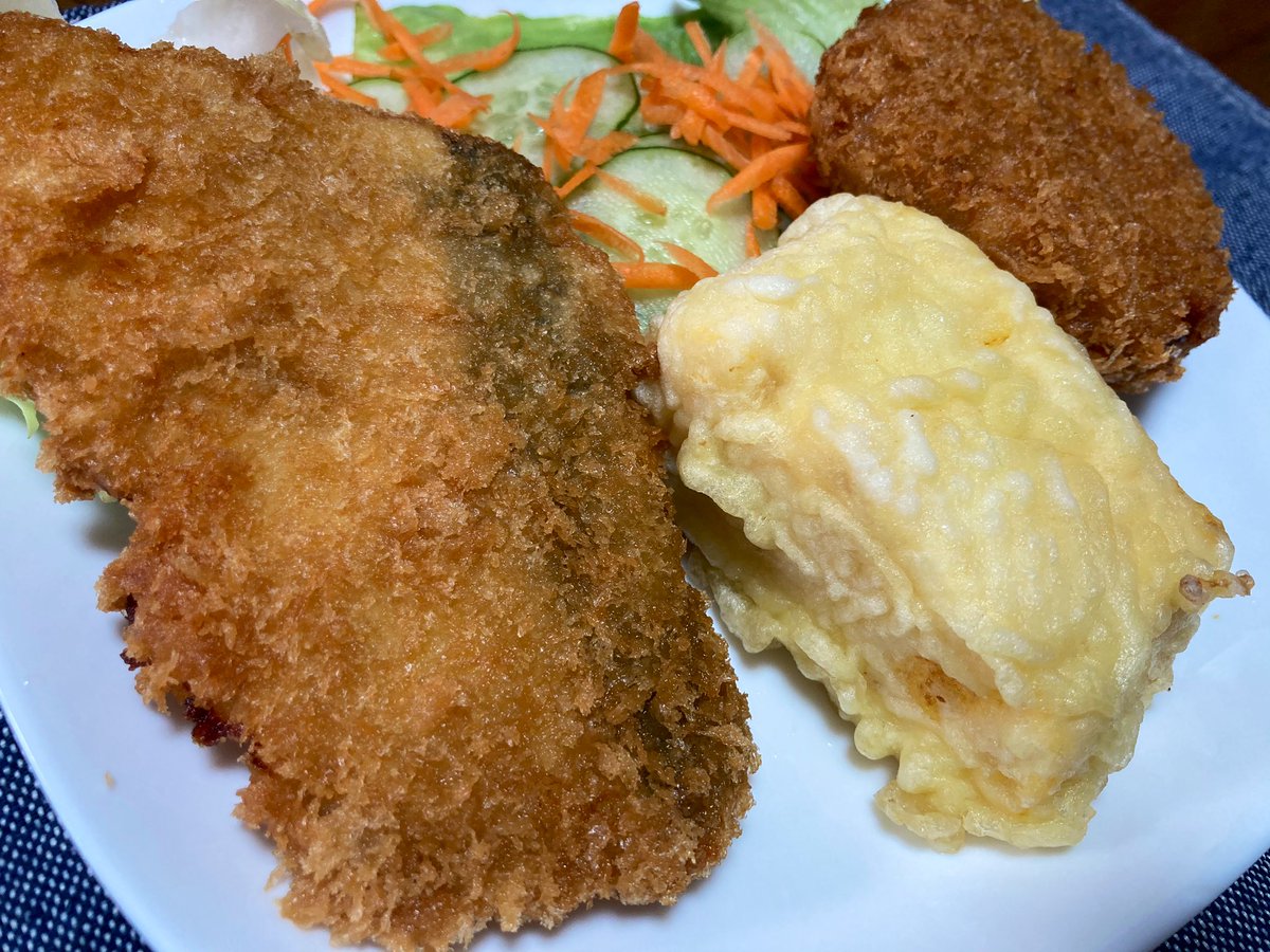 青龍彡 今日のお昼ご飯 白身フライ ホキ 極メンチカツ だし巻き卵の天ぷら 謎のお惣菜ばかりですよ いただきます