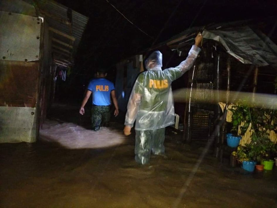 PIA_NCR's tweet photo. TINGNAN: Isa sa mga rescue operations na isinagawa kagabi ng PNP sa Bauang, La Union
#ElyuNeedsHelp
#LaUnionNeedsHelp
#MaringPH
(via Pcpl. Masi/PRO 1) https://t.co/4v8GeHHA0B