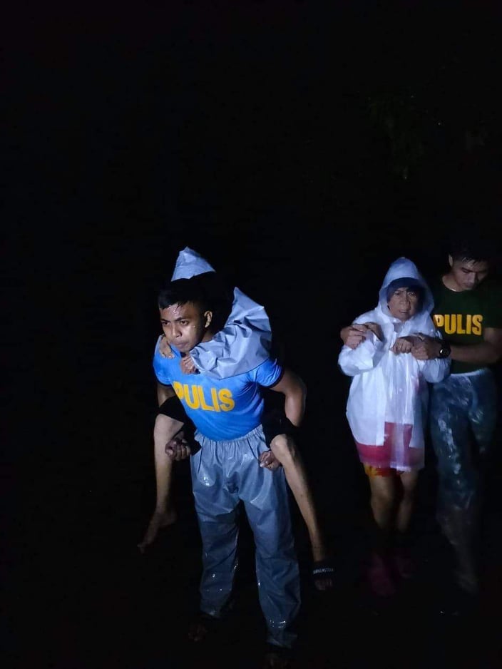 PIA_NCR's tweet photo. TINGNAN: Isa sa mga rescue operations na isinagawa kagabi ng PNP sa Bauang, La Union
#ElyuNeedsHelp
#LaUnionNeedsHelp
#MaringPH
(via Pcpl. Masi/PRO 1) https://t.co/4v8GeHHA0B