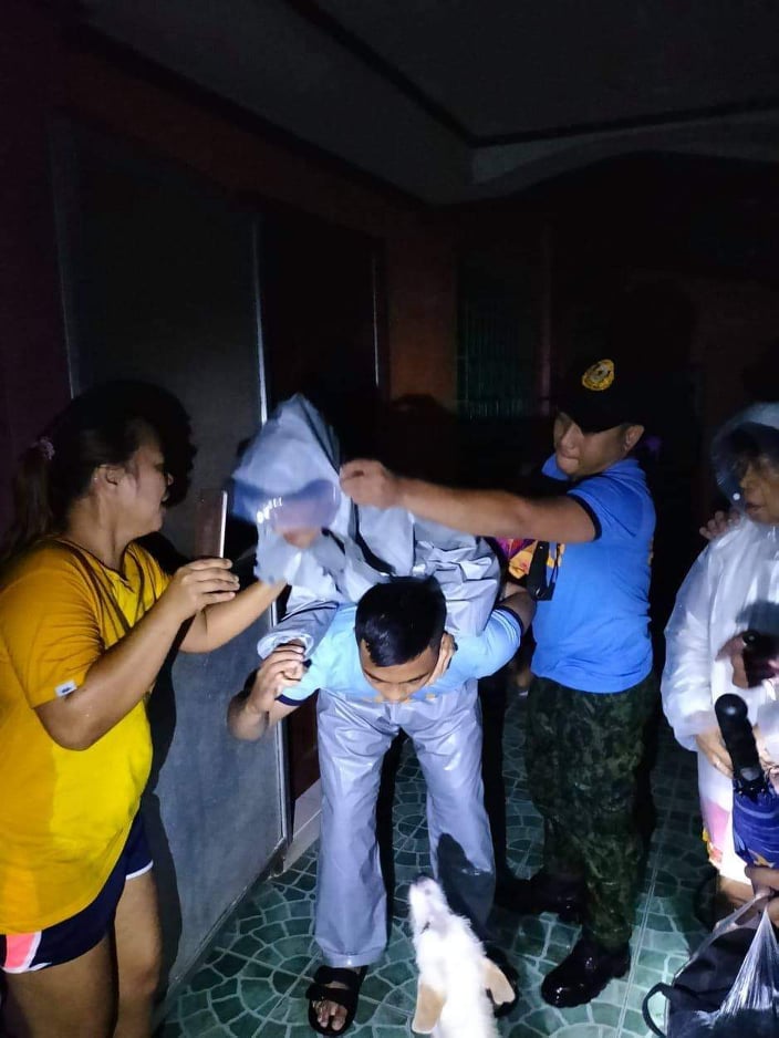 PIA_NCR's tweet photo. TINGNAN: Isa sa mga rescue operations na isinagawa kagabi ng PNP sa Bauang, La Union
#ElyuNeedsHelp
#LaUnionNeedsHelp
#MaringPH
(via Pcpl. Masi/PRO 1) https://t.co/4v8GeHHA0B