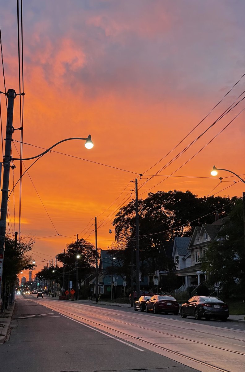 loucheryl's tweet image. Thanksgiving Day sunset didn’t disappoint. The sky looked as orange as a pumpkin. #FallViews #TorontoSunset 🎃🍁🍂🦃