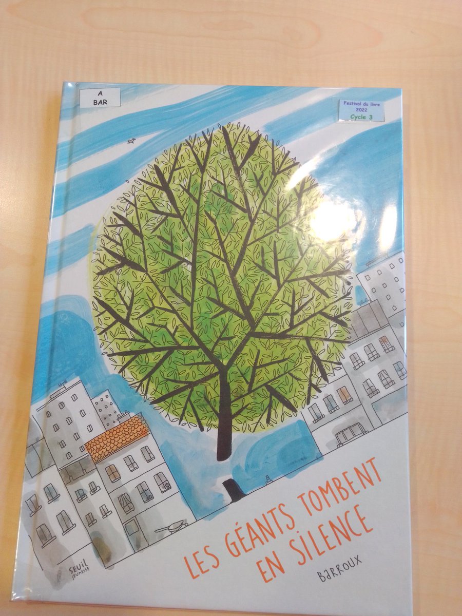 festlivrejeune's tweet photo. "Les géants tombent en silence" de Barroux @EditionsduSeuil sélection du @festlivrejeune 2022. Illustrations douces, mots bouleversants, un album dont on se sort pas indemne #environnement #Reforestaction https://t.co/g5ALVqb9Hz
