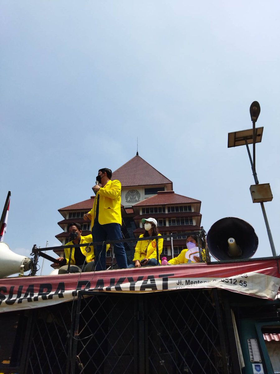 SumaUI's tweet photo. Ketua BEM UI, Leon Alvinda, tengah menyuarakan orasinya. Ia menyatakan bahwa perubahan Statuta UI dapat saja berakibat dalam jangka panjang, dimana mungkin saja MWA UI diisi oleh berbagai macam politisi
#StatutaUI #Univ_Indonesia #UI https://t.co/Gv1JECzvgW