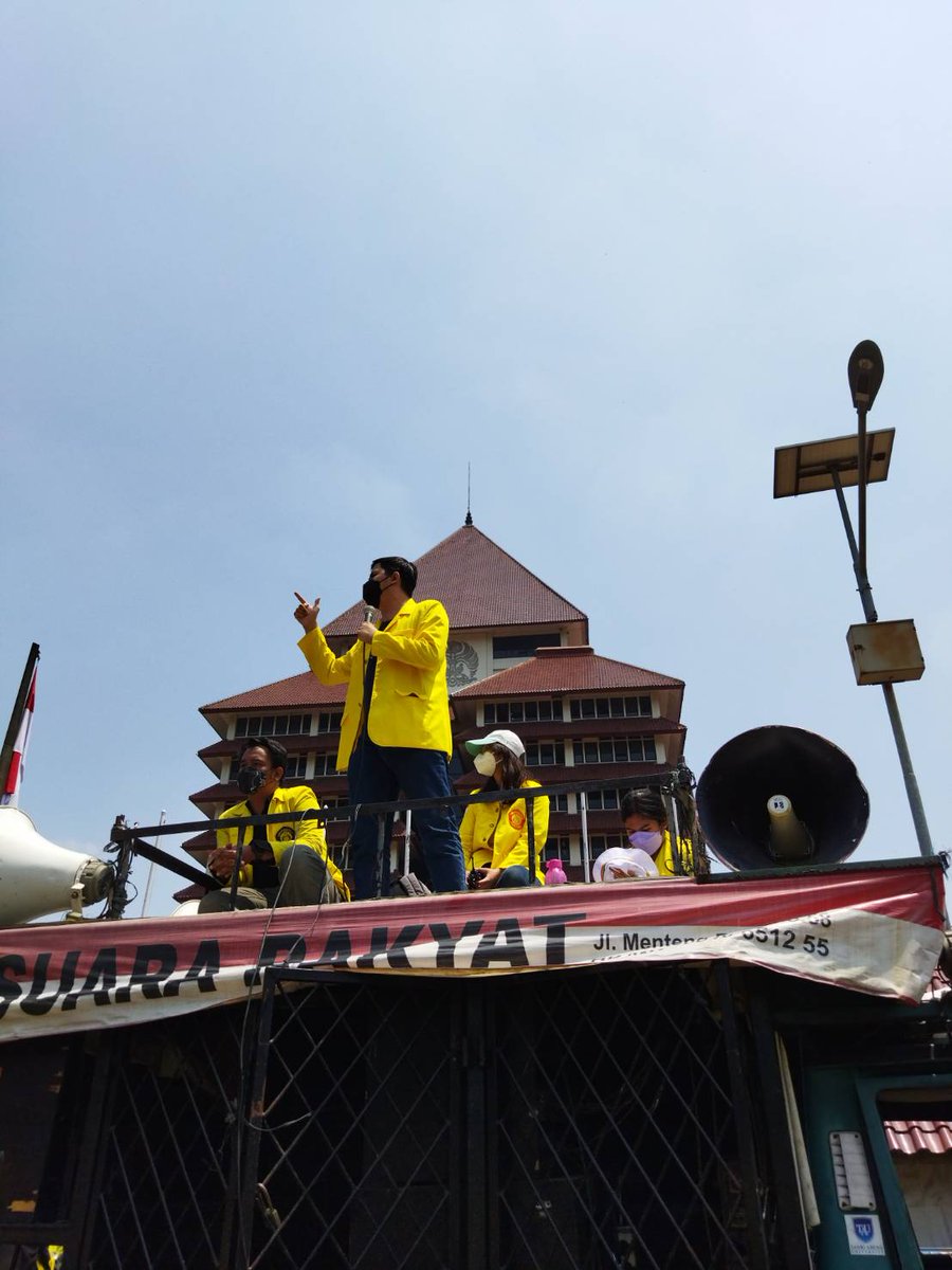 SumaUI's tweet photo. Ketua BEM UI, Leon Alvinda, tengah menyuarakan orasinya. Ia menyatakan bahwa perubahan Statuta UI dapat saja berakibat dalam jangka panjang, dimana mungkin saja MWA UI diisi oleh berbagai macam politisi
#StatutaUI #Univ_Indonesia #UI https://t.co/Gv1JECzvgW