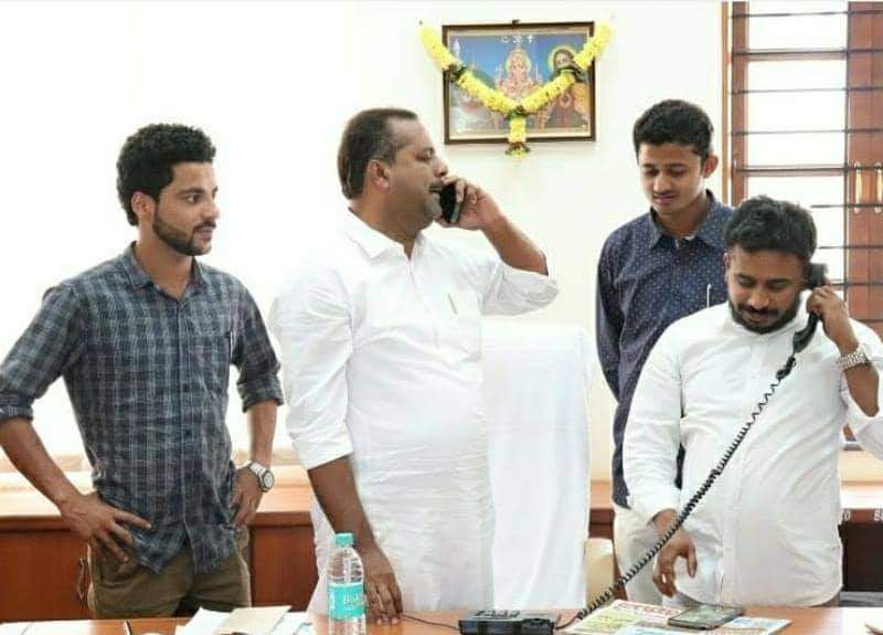 NmcJasi's tweet photo. ಕಣ್ಣ ಹನಿಯೊಂದು‌ ಕಣ್ಣಲೇ ತೂಗಿ ಎದೆಯೊಳಗೆ ನೋವು ತುಂಬಿ ವಿಧಿಯ ಹಣೆಬರಹವ ನೆನೆಸುತ್ತಿದ್ದಾಗ, ದೇವರ‌‌ ಮಗನೊಬ್ಬ‌ ಮರುಜನ್ಮವ ನೀಡಿದ್ದರು. ದೇಶಕ್ಕೆ ಶಾಸಕ, ಸಚಿವರಿರಬಹುದು ನನ್ನ ಪಾಲಿನ ಜೀವ-ಜೀವನ ಕೊಟ್ಟ ದೇವ ಸ್ವರೂಪಿ ಮಾನವ. ಹ್ಯಾಪಿ ಬರ್ತಡೇ ಸರ್!! ದೇವರು ನಿಮ್ಮೊಂದಿಗೆ ಇದ್ದಾನೆ.*

*ಎಂದಿಗೂ ನಿಮ್ಮ‌ ಆಭಾರಿ*
@utkhader https://t.co/WNiOtciD6M