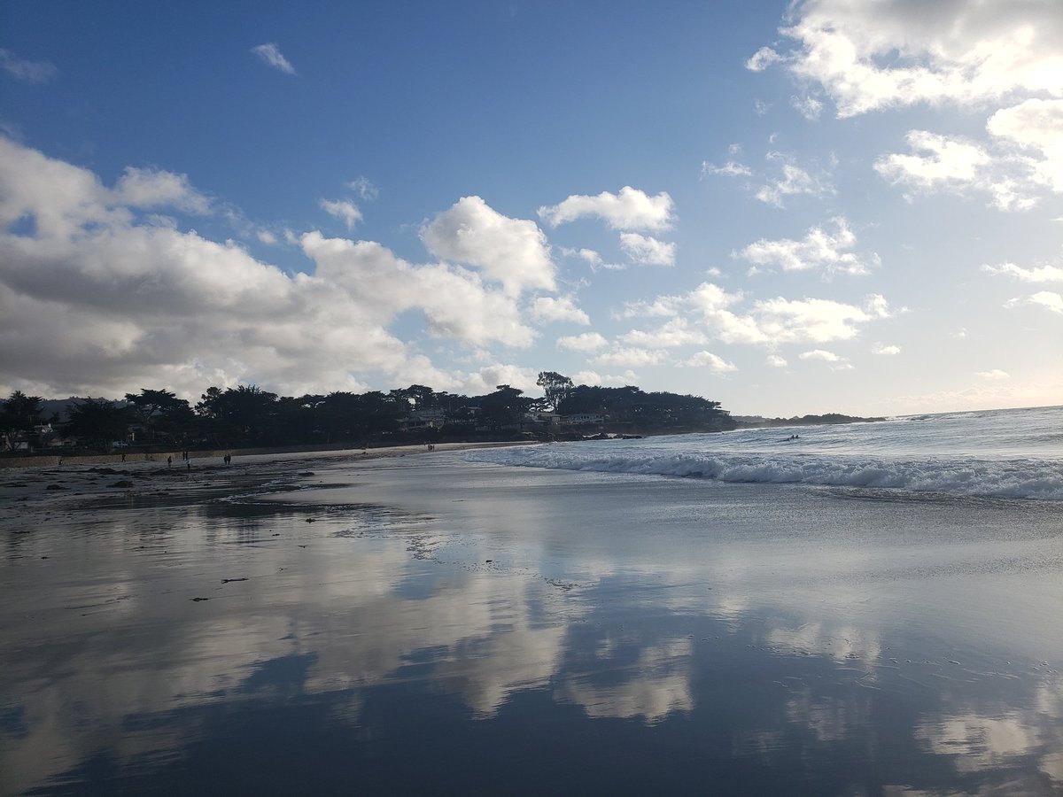 Az_H_K_A's tweet photo. Clouds reflecting on wet sand is the best. https://t.co/pOPcztdBhm